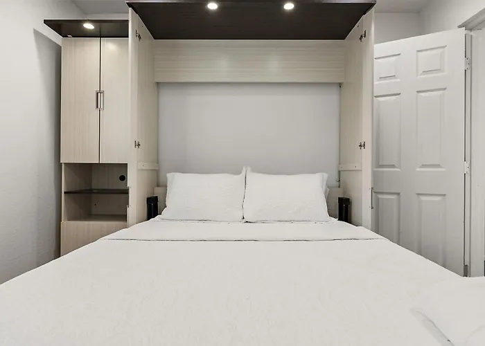 Serenity Splash Upscale Pool Game Lounge Villa *